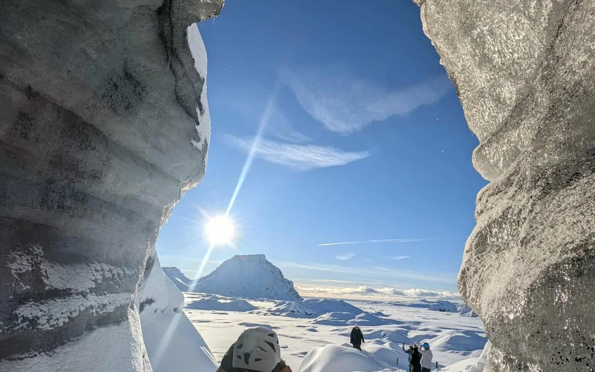 Dunkle vulkanische Asche, die durch das Eis in der Katla-H&ouml;hle geschichtet ist