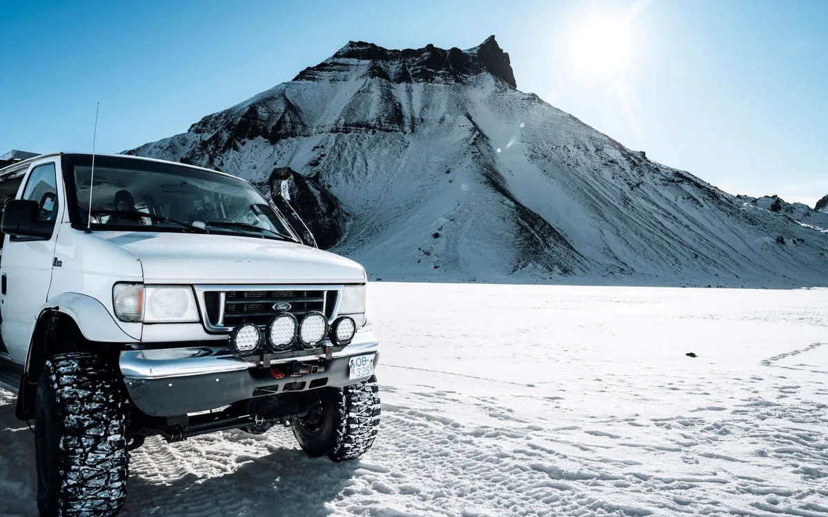 Ein Super-Jeep am Rand einer Gletscherzunge in Island