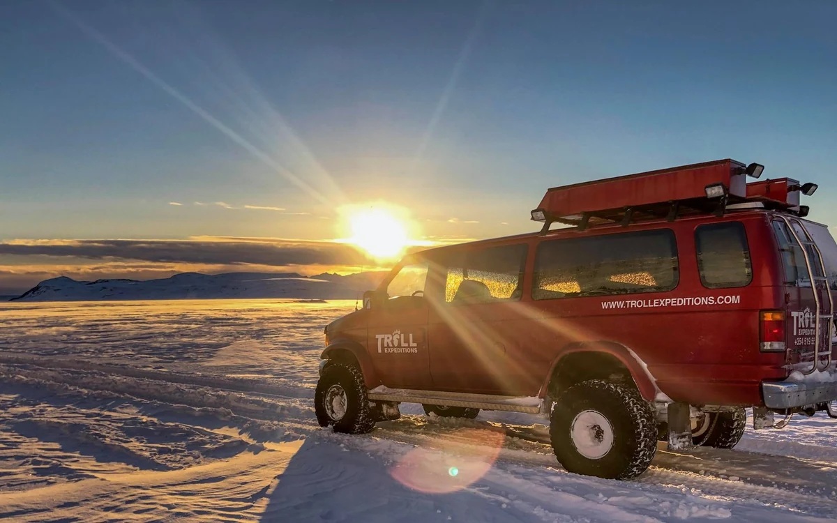 Tief stehende Wintersonne über einer Gletscherzunge an der Südküste Islands
